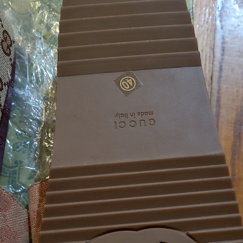 Gucci Beige and Burgundy Logo Slides - Picture 7 of 9